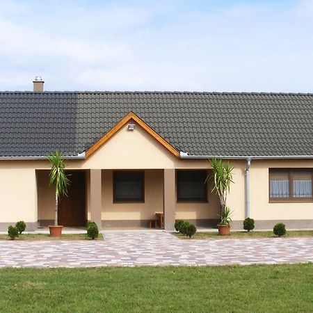 Szerencsecsillag Vendeghaz Otel Kiskoros Dış mekan fotoğraf