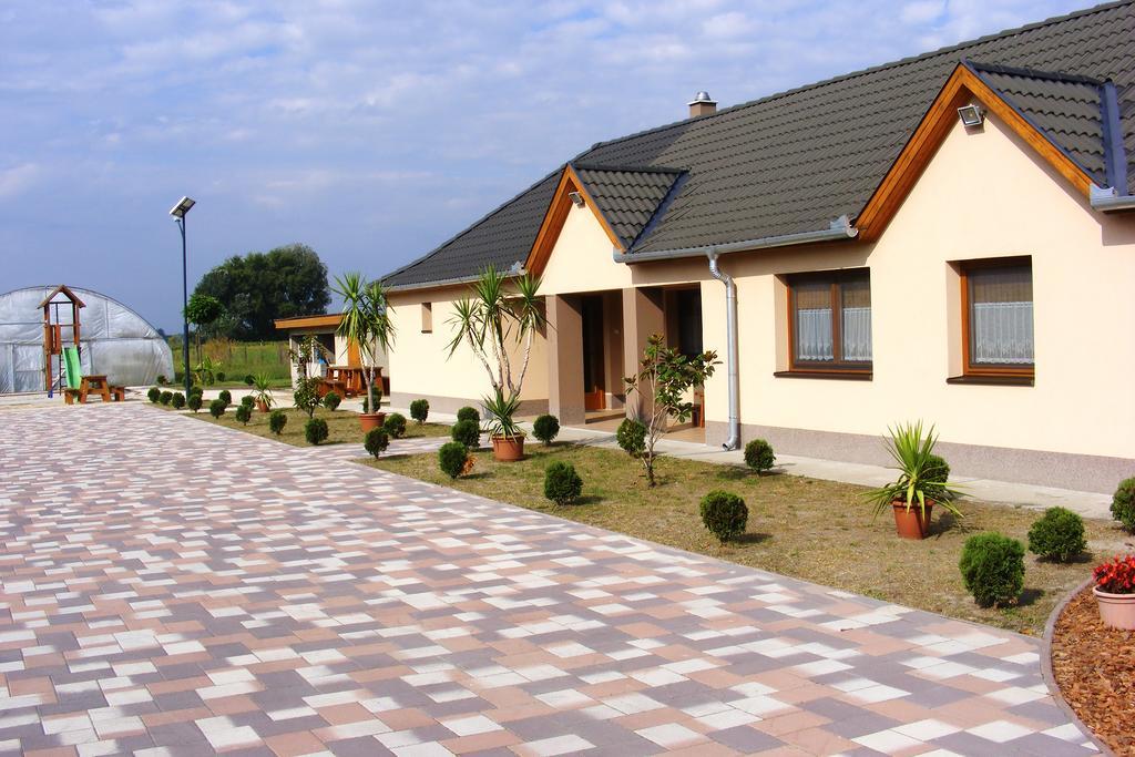 Szerencsecsillag Vendeghaz Otel Kiskoros Dış mekan fotoğraf