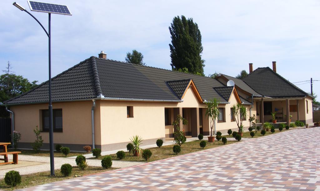Szerencsecsillag Vendeghaz Otel Kiskoros Dış mekan fotoğraf