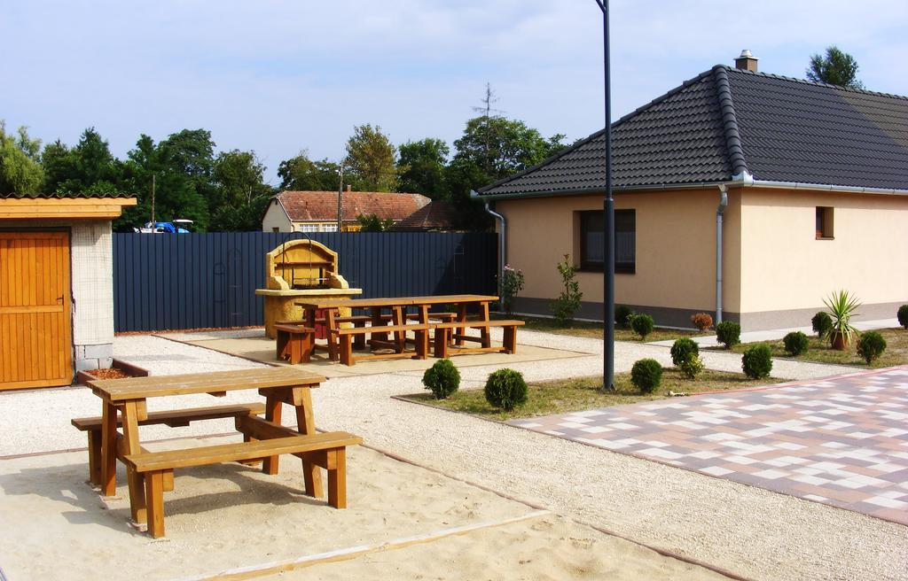 Szerencsecsillag Vendeghaz Otel Kiskoros Dış mekan fotoğraf