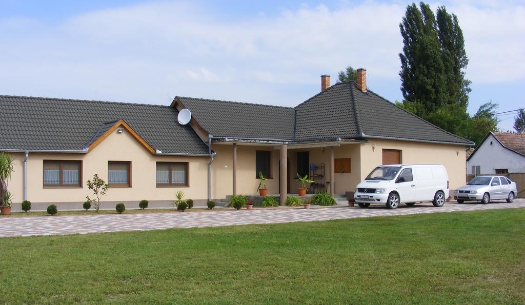Szerencsecsillag Vendeghaz Otel Kiskoros Dış mekan fotoğraf
